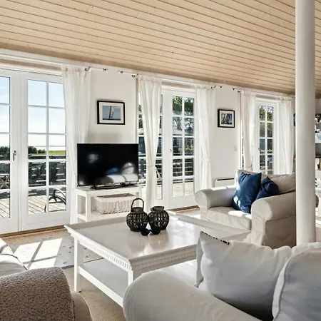 Semesterbostad Bright Summer House With Sea View In Vejlbyfed Middelfart