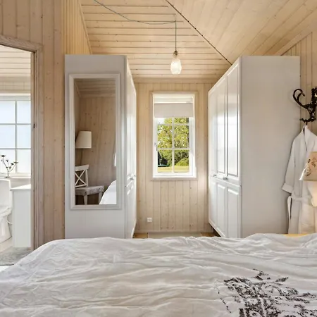 Semesterbostad Bright Summer House With Sea View In Vejlbyfed