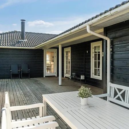 Semesterbostad Bright Summer House With Sea View In Vejlbyfed *