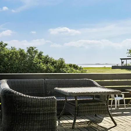 Semesterbostad Bright Summer House With Sea View In Vejlbyfed *